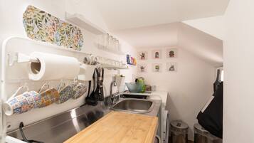 Réfrigérateur, micro-ondes, plaque de cuisson, cafetiÚre/bouilloire