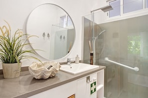 Dusche, Haartrockner, Handtücher