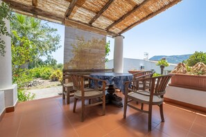 Outdoor dining - Vacation Home "Jerà C18 Bis Vista Mare" with Sea View, Private Terraces & Wi-Fi (Vulcano)