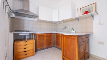 Fridge, stovetop, coffee/tea maker, electric kettle