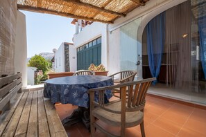 Outdoor dining - Vacation Home "Jerà C18 Bis Vista Mare" with Sea View, Private Terraces & Wi-Fi (Vulcano)
