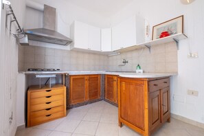 Fridge, stovetop, coffee/tea maker, electric kettle - Vacation Home "Jerà C18 Bis Vista Mare" with Sea View, Private Terraces & Wi-Fi (Vulcano)
