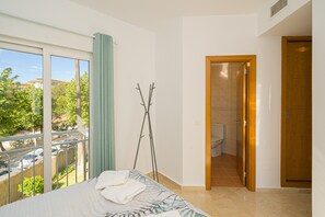 3 室のベッドルーム、WiFi (無料)、ベッドシーツ