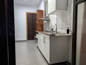 Frigorífico, microondas, horno y placa de cocina