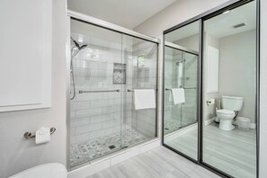 Haartrockner, Handtücher, Shampoo
