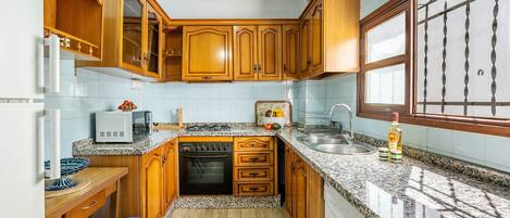 Réfrigérateur, four à micro-ondes, un four, surface de cuisson