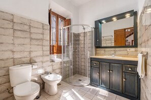 Dusche, Haartrockner, Handtücher