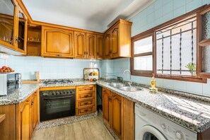 Een koelkast, een magnetron, een oven, een kookplaat
