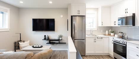 Réfrigérateur, micro-ondes, four, plaque de cuisson