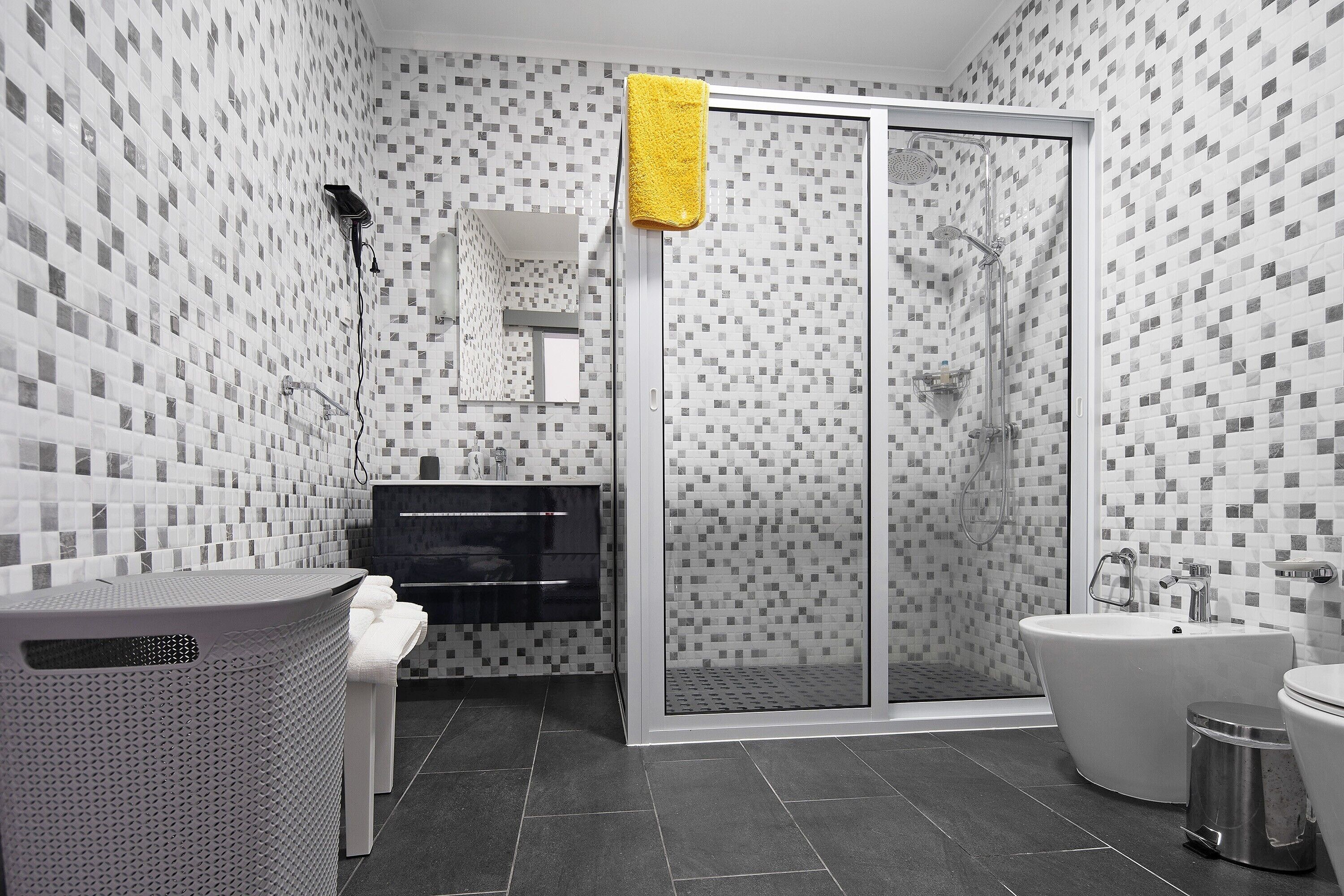 Dusche, Haartrockner, Handtücher