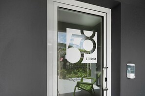 A door with a glass panel displaying the number 58 and the word 'STUDIO'. - Studio Apartment '58' with Sea View, Wi-Fi and Air Conditioning (RIBEIRA GRANDE)