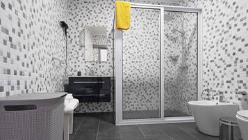 Douche, sĂšche-cheveux, serviettes fournies