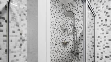 Een douche, een haardroger, handdoeken