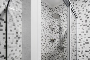 Douche, sèche-cheveux, serviettes fournies