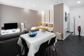 1 quarto, Wi-Fi de cortesia, roupa de cama