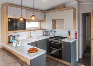 Fridge, oven, stovetop, toaster - 2 bedroom accommodation in Holywell Bay (Holywell Bay)