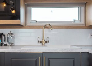 Kylskåp, ugn, spishäll och brödrost