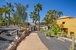 Property grounds - Vacation Home 'Oasis Tamarindo' with Shared Pool, Private Terrace and Wi-Fi (Corralejo)