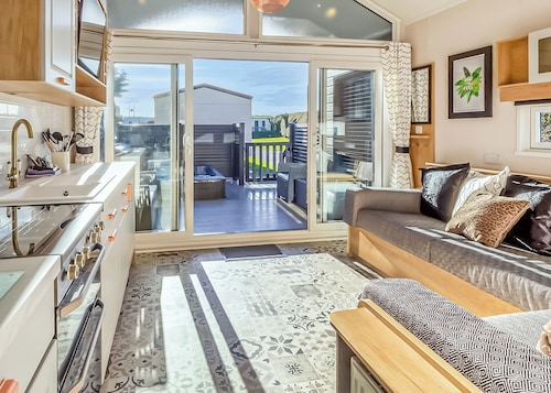 Pladda Pod with Hot Tub
