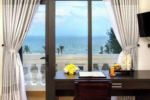 Deluxe Double Room, 1 Queen Bed, Ocean View - Hotel Front Beach (Da Nang)