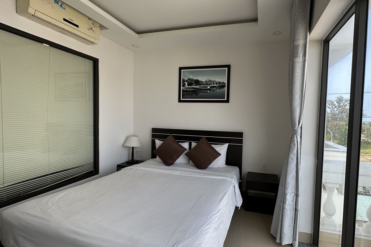 Egyptian cotton sheets, premium bedding, down comforters, minibar