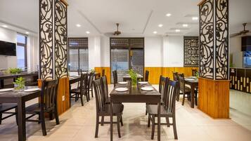 Daily cooked-to-order breakfast (VND 150000 per person)