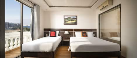 Quarto triplo luxo, sacada, vista para a cidade | Vista do quarto