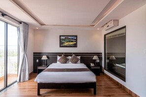 Egyptian cotton sheets, premium bedding, down duvets, minibar - Hotel Front Beach (Da Nang)