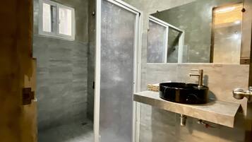 Deluxe Room | Bathroom | Shower, rainfall showerhead, free toiletries, bathrobes