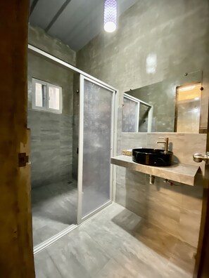 Deluxe Room | Bathroom | Shower, rainfall showerhead, free toiletries, bathrobes