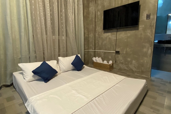 Blackout drapes, free WiFi