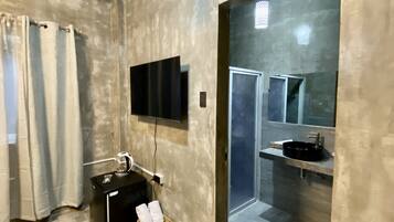 Deluxe Room | Blackout curtains, free WiFi