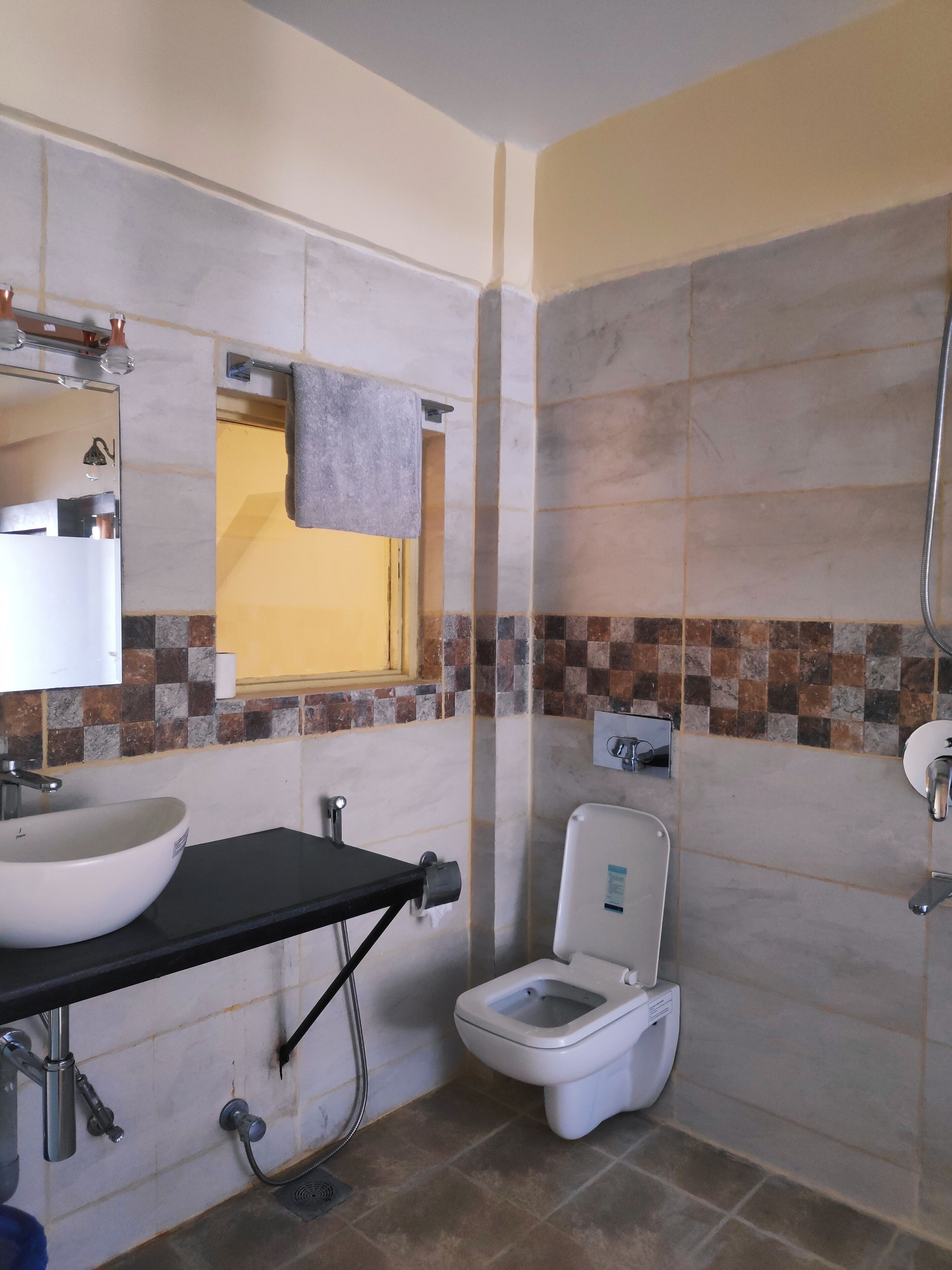 Un baño con lavabo, espejo, inodoro y ducha.