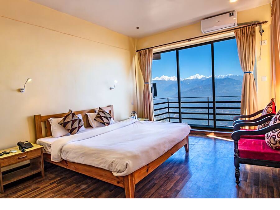 Deluxe Single Room, 1 King Bed, Balcony, Mountain View | In-room safe, individually decorated, individually furnished, desk