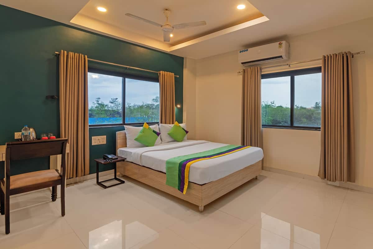 Standard Room | Desk, iron/ironing board