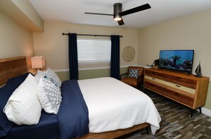 1 bedroom, desk, iron/ironing board, free WiFi - Bay Paradise: Luxury 1 Bedroom Condo with Stunning Sunsets & Resort Amenities! (Panama City)