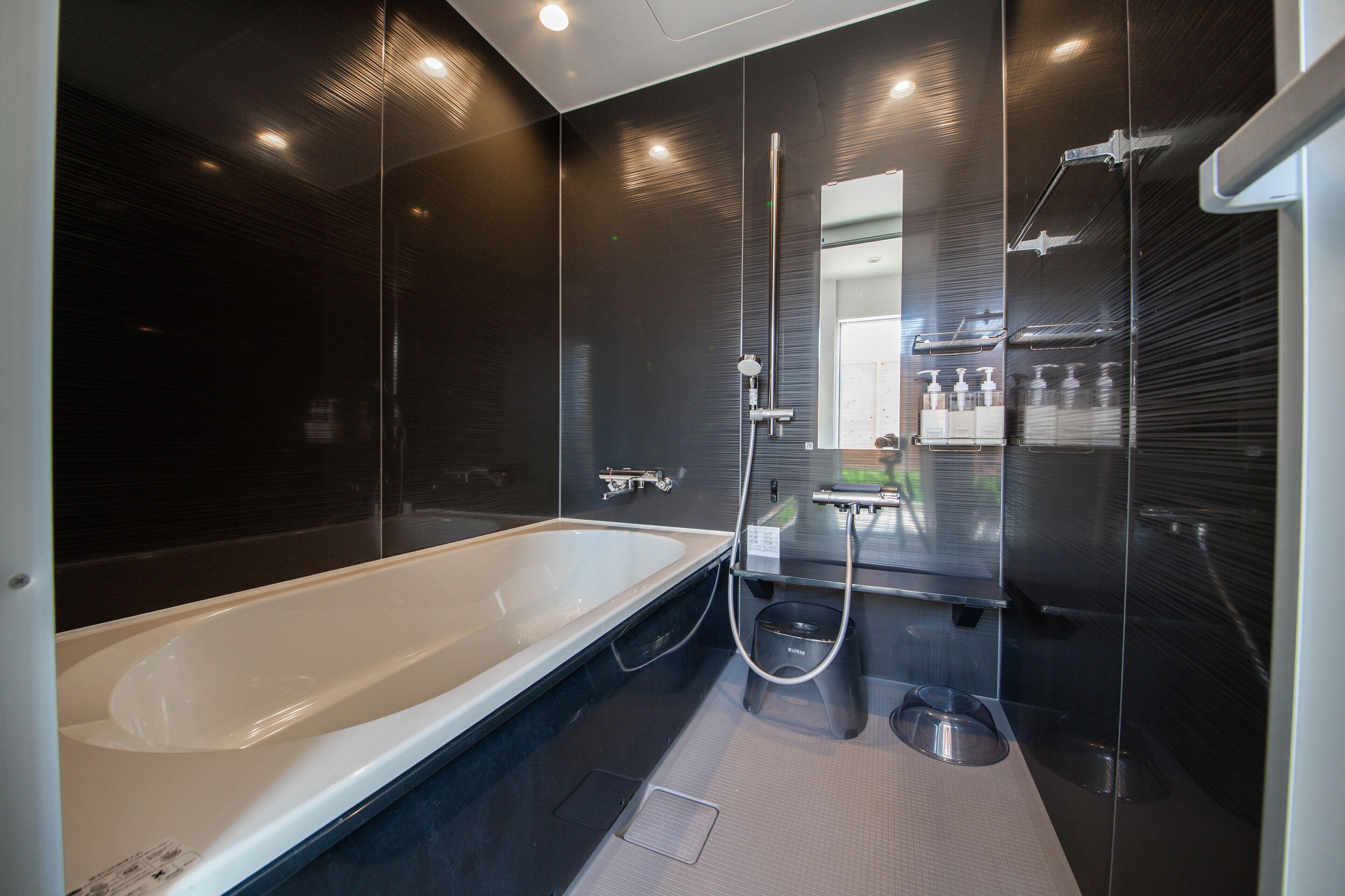 حوض استحمام عميق، مجففات شعر، برانس (أردية) حمّام، مناشف