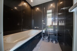 Komfortbadewanne, Haartrockner, Bademäntel, Handtücher