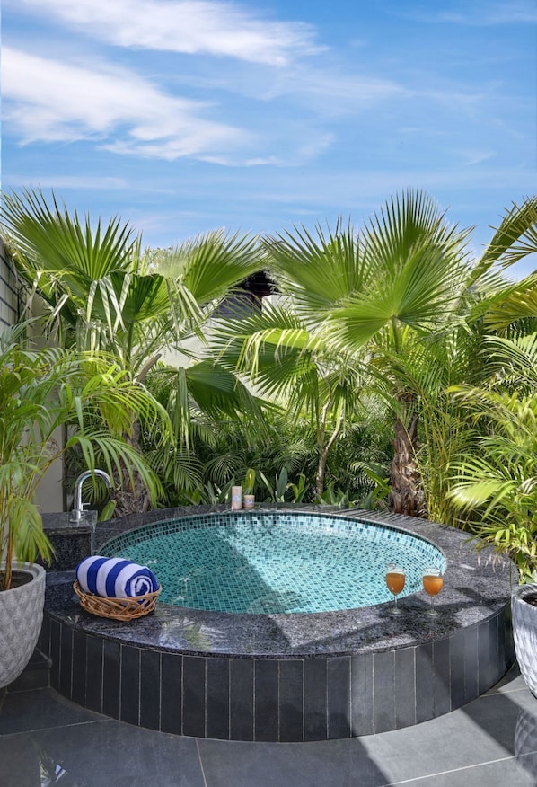 Junior kamer | Een minibar, beddengoed