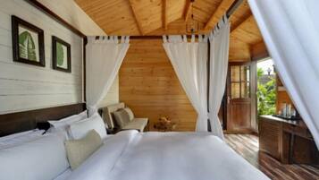 Honeymoon Room | Minibar, bed sheets