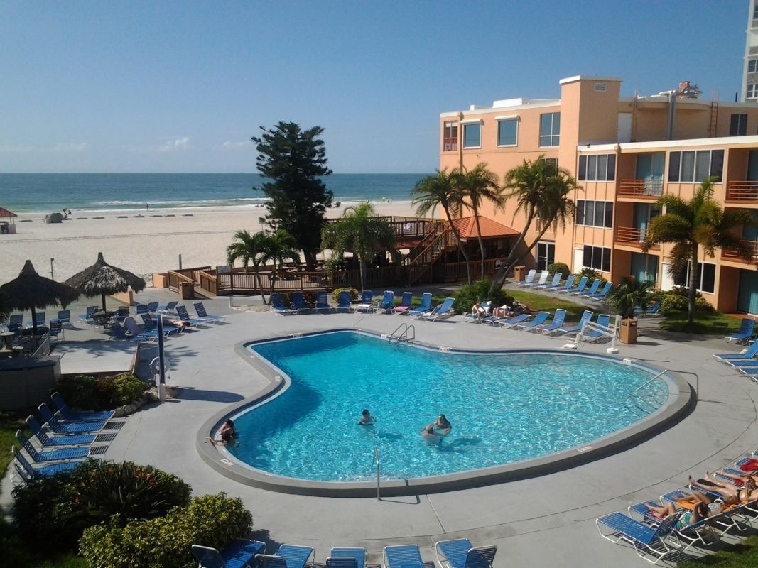 Great Find! Two Spacious Rooms w/ Pool Views, Right of the Beach