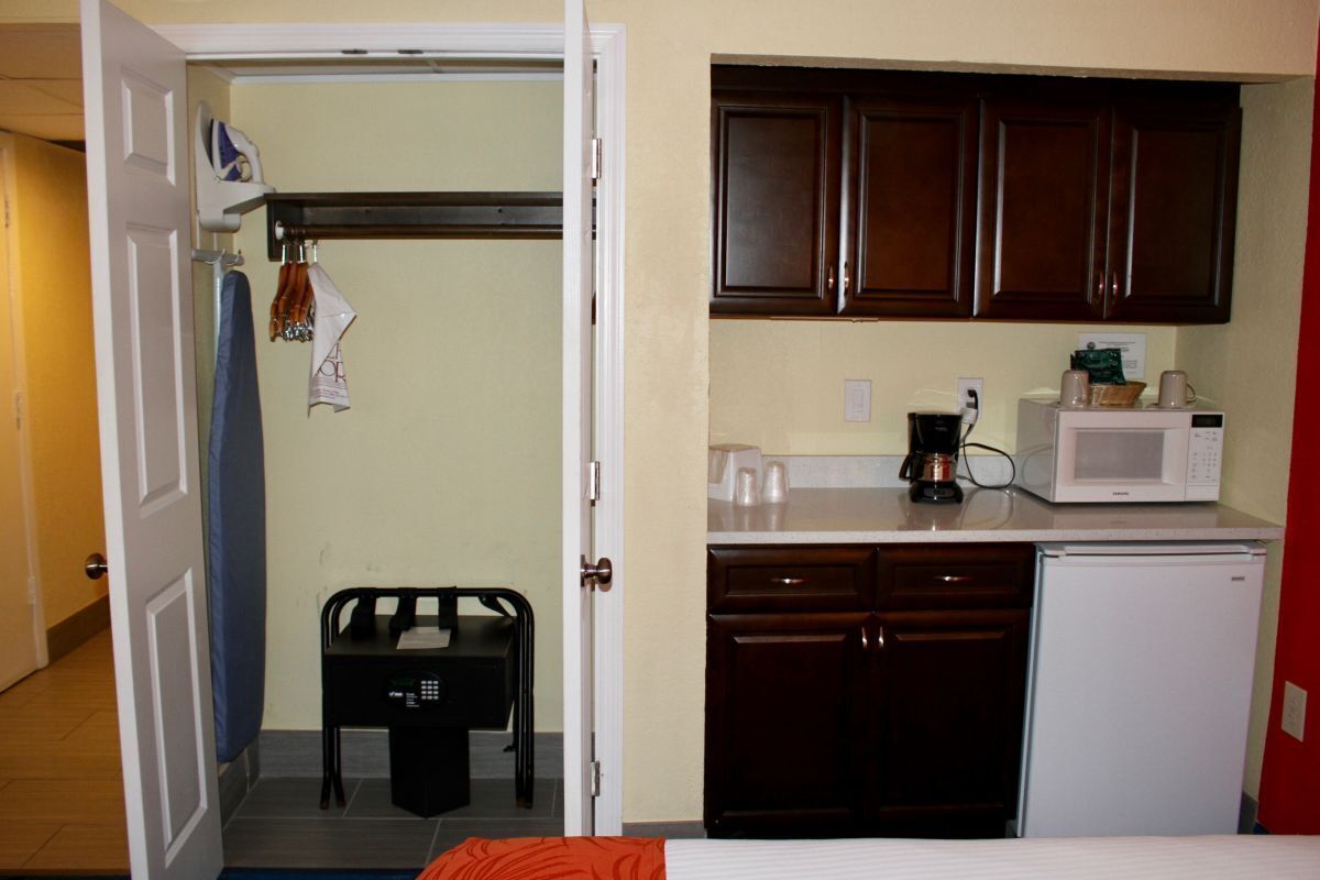 Great Find! Two Spacious Rooms w/ Pool Views, Right of the Beach