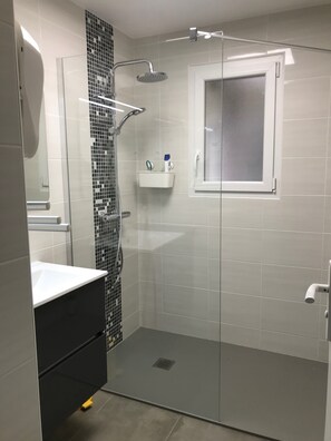 Dusche, Haartrockner, Handtücher