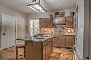 Fridge, microwave, oven, dishwasher - Big Fish in the North Georgia Mountains (Suches)