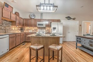 Fridge, microwave, oven, dishwasher - Big Fish in the North Georgia Mountains (Suches)