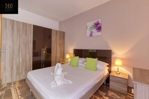 4 chambres, bureau, fer et planche à repasser, lit parapluie