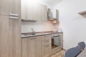 Kühlschrank, Ofen, Geschirrspüler, Hochstuhl