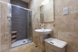 Haartrockner, Handtücher, Toilettenpapier