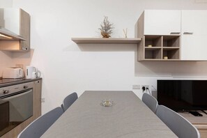 Kühlschrank, Ofen, Geschirrspüler, Hochstuhl