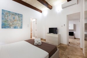 1 多间卧室、办公桌、熨斗/熨衣板、旅行婴儿床